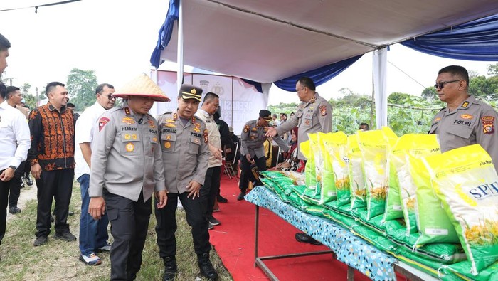 Polda Riau dan Bulog Gelar Operasi Pasar, Beras Dijual Rp11 Ribu/Kilo