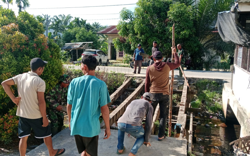 Meski Dihadang Pasang Surut, Satu Jembatan Rampung, Satu Lagi Terus Dikebut Personil Kodim Dumai