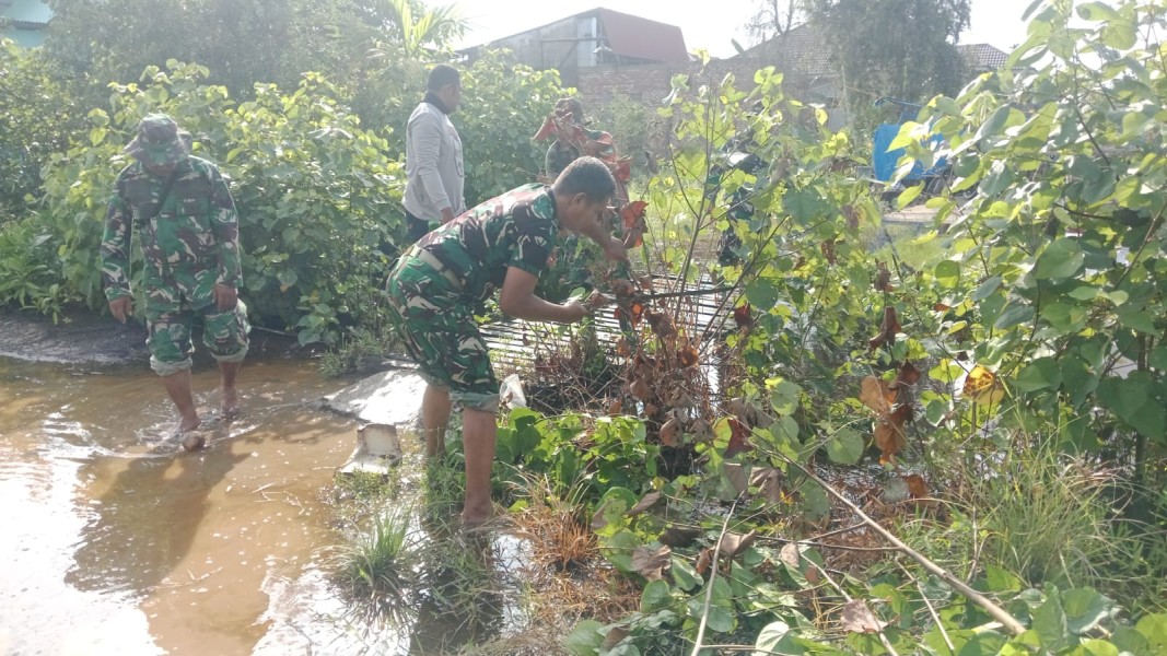 Dukung Pembangunan Jembatan, Koramil 01/Dumai Gotong Royong Bersihkan Lokasi di STDI