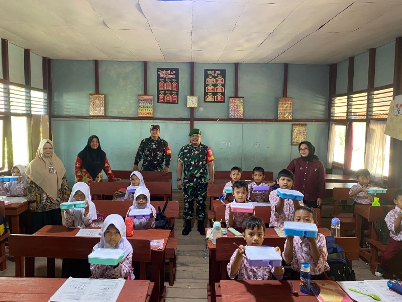 Babinsa Koramil 06/Kateman Kembali Dampingi Kegiatan Makan Bergizi Gratis untuk Anak Sekolah