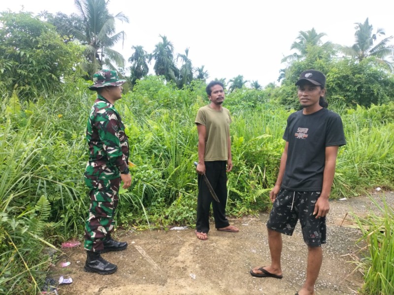 Sertu Edili Babinsa Koramil 06/Kateman Laksanakan Patroli Tapal Batas Cegah Karhutla