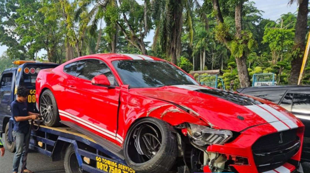 Akui Baru Belajar, Mobil Mewah Seharga Rp 2,5 Miliar Tabrak Pohon di Jalan Sudirman Pekanbaru
