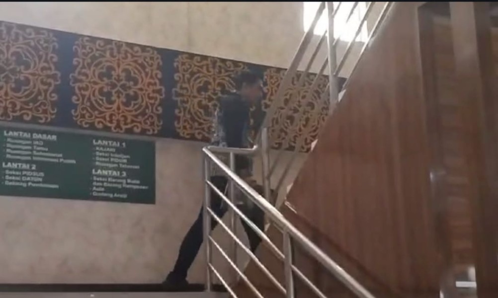 Pj Sekda Pekanbaru Ngacir Lewat Pintu Belakang Usai Diperiksa Kejari