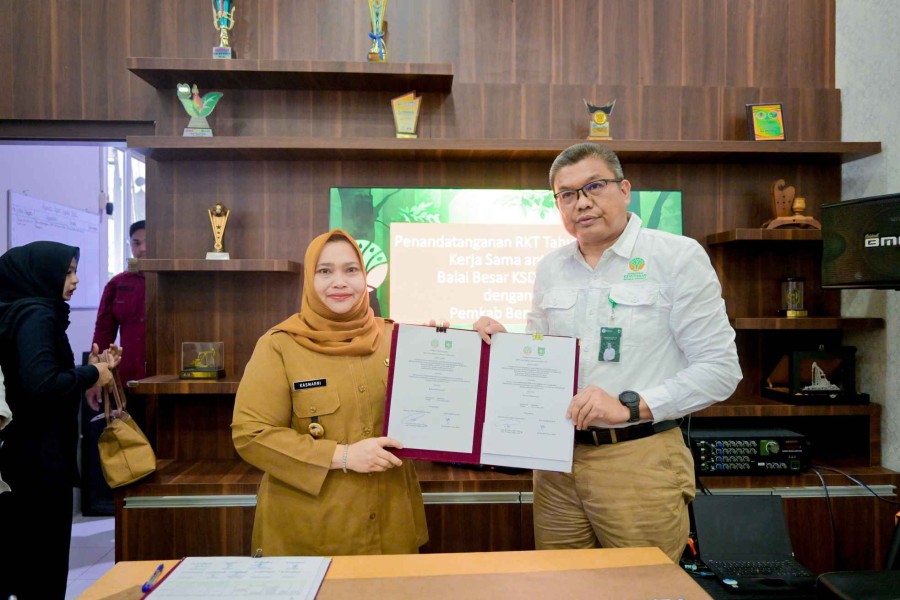 Bupati Kasmarni Tandatangani RKT 2025 Bersama BBKSDA Riau