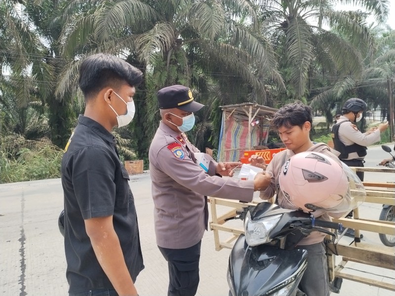 Polsek Minas Bagikan 100 Masker kepada Masyarakat, Antisipasi Dampak Kabut Asap
