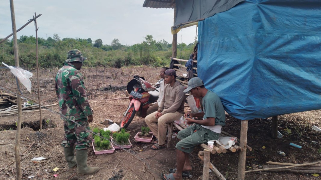 Babinsa Pelda Benriyadi Sosialisasikan Bahaya Narkoba di Kampung Lubuk Umbut