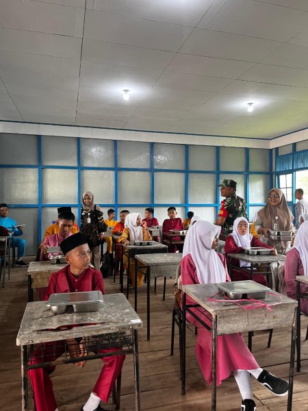 Dukung Program Pemerintah, Babinsa Koramil 06/Kateman Kembali Dampingi Kegiatan Makan Sehat Bergizi di SMAN 1 Kateman