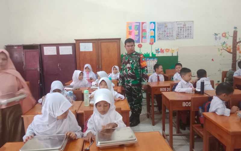 Ribuan Pelajar Terima Makanan Bergizi, Babinsa Pastikan Distribusi Tepat Sasaran