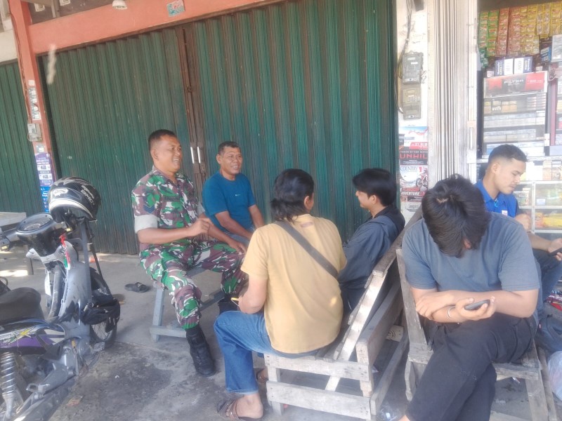 Babinsa Serka A. Pardosi Laksanakan Komsos di Kelurahan Perawang