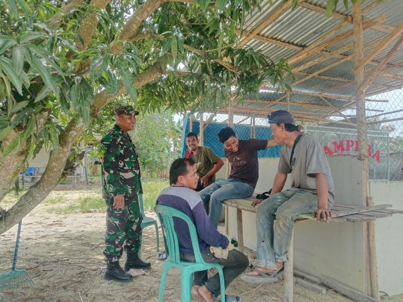 Babinsa Sertu Sugiarto Sosialisasikan Bahaya Narkoba kepada Warga Kampung Rantau Bertuah