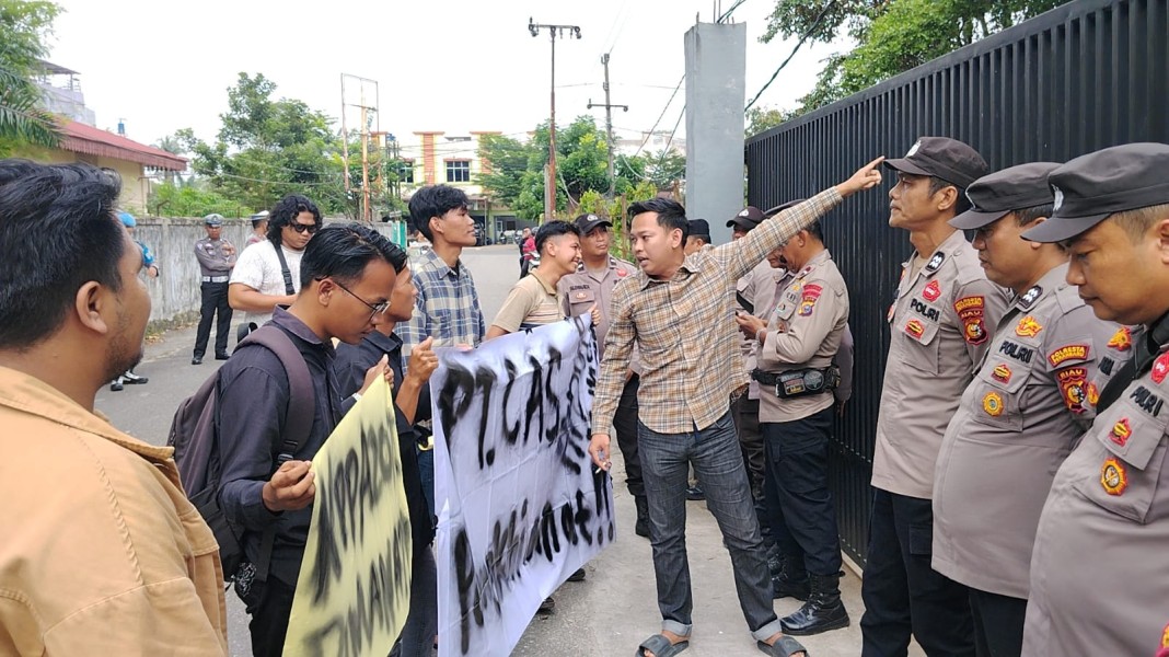 Aliansi Mahasiswa Pemuda Pelalawan Gelar Aksi di Kantor PT Cakra Alam Sejati