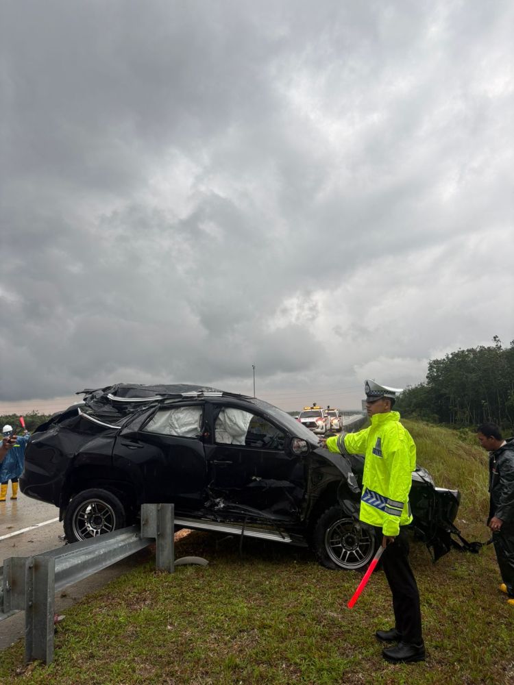 Diduga Ngebut di Jalan Licin, Fortuner Hantam Pembatas Tol Pekanbaru–Bangkinang