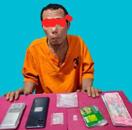 Satresnarkoba Polres Pelalawan Ringkus Pengedar Sabu di Desa Langkan, Timbangan Digital dan Uang Tunai Diamankan