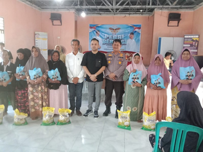 Berbagi itu Indah, Ketua DPP Elang 3 Hambalang Riau Bersama Kapolsek Kampar Bagikan 100 Paket Sembako Desa Pulau Tinggi