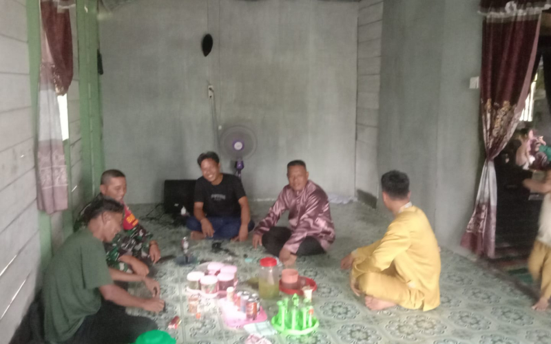 Pererat Silaturahmi Saat Lebaran, Sertu Jainal Arifin Sambangi Warga