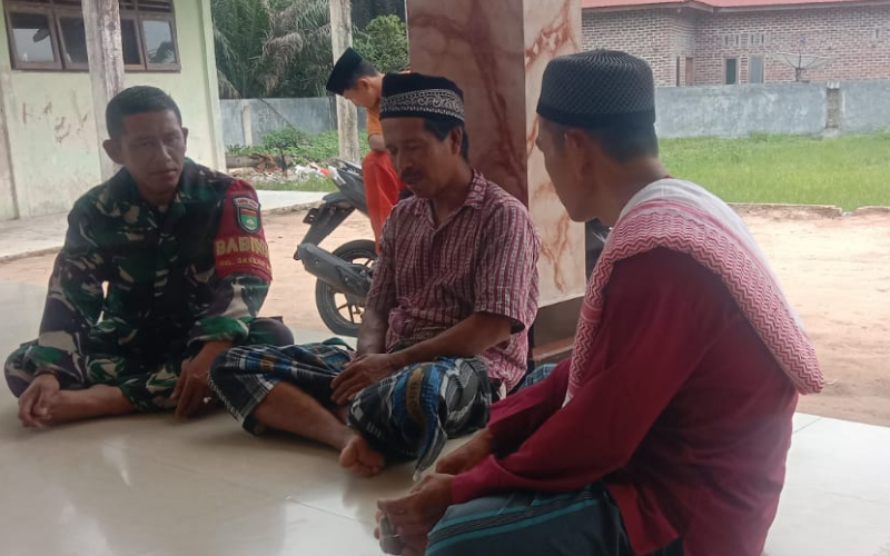 Pererat Silaturahmi, Babinsa Sungai Sembilan Komsos dengan Masyarakat Basilam Baru