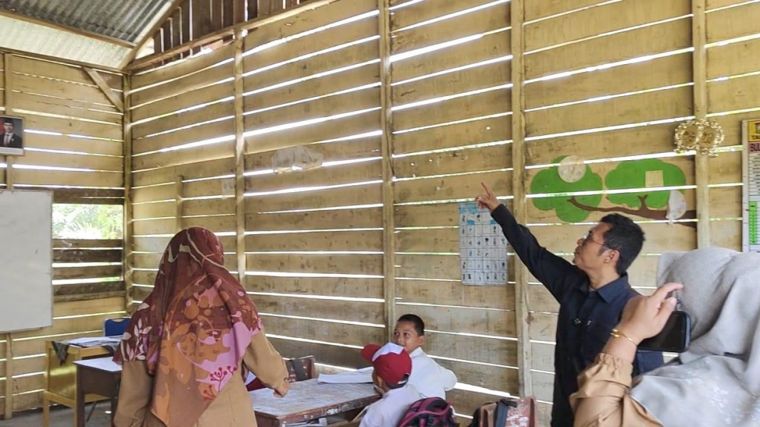 Pegiat Medsos Harby Efgunata Ungkap Ruang Belajar SDN 020 Pangkalan Baru Seperti Kandang Ayam, Wabup Kampar Langsung Cepat Bereaksi