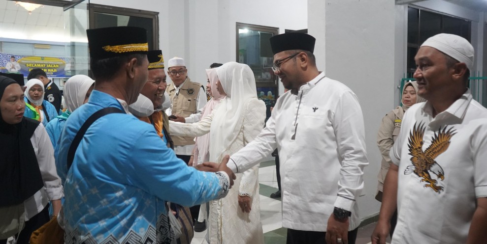 Ketua DPRD Inhil Berikan Dukungan kepada Jemaah Haji Kloter XI Embarkasi Batam