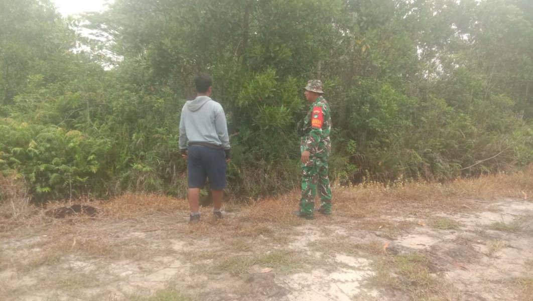 Cegah Karhutla Sejak Dini, Babinsa Teluk Makmur Gencarkan Patroli dan Edukasi Warga