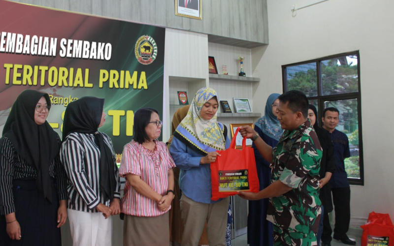 Peduli Sesama, Kodim 0320 Dumai Bagikan Sembako di Momen HUT TNI ke-80