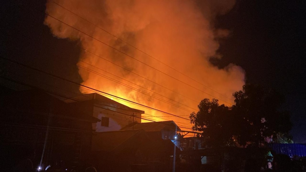 Si Jago Merah Mengamuk, Gudang Sembako di Jalan Ipeda Tembilahan Ludes Terbakar