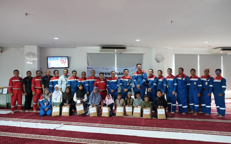 BAZMA Kilang Pertamina Dumai Ukir Senyum Anak-anak Yatim dan Dhuafa Lewat 100 Sepatu