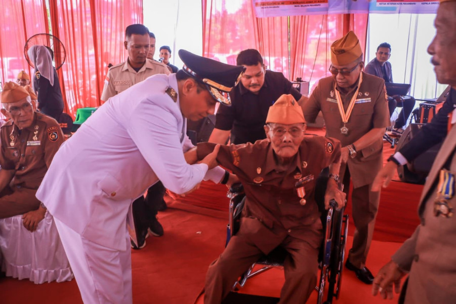 Hari Pahlawan, Pemko Pekanbaru Beri Sagu Hati ke Puluhan Veteran