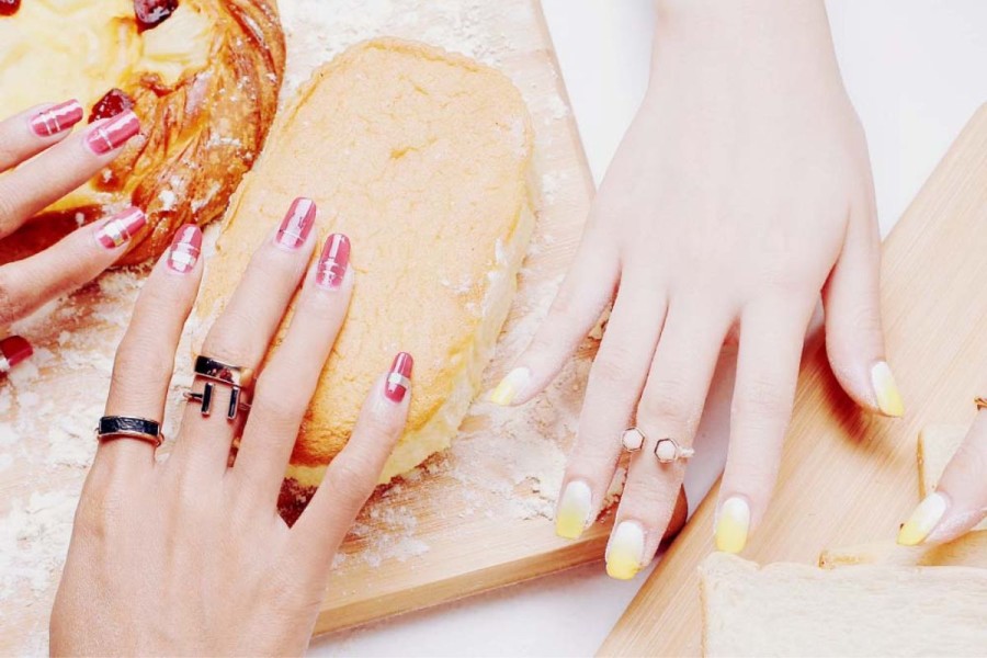 Bukan Merah dan Pink, Ini Tren Warna Kuku Valentine 2026 yang Lebih Elegan