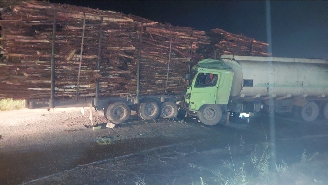 Truk Tanki CPO Tabrak Truk Balak di Minas, Sopir Luka dan Lalu Lintas Sempat Tersendat