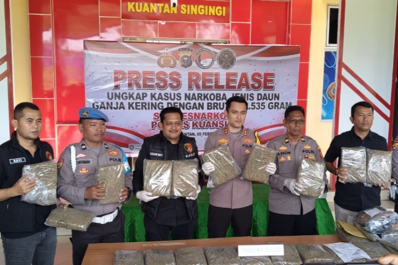 Sempat Kabur, Polisi Bongkar Jaringan Ganja Lintas Kota, 21 Paket Besar Disita dari Plafon Kos di Panam