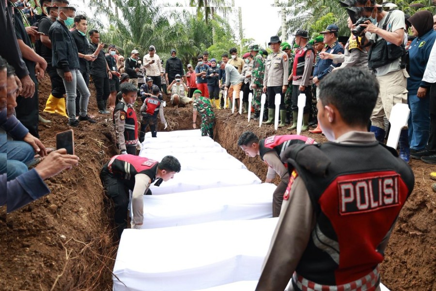 10 Jenazah Korban Banjir Galodo Tak Teridentifikasi Dimakamkan Massal di Agam