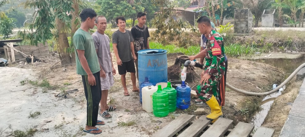 Serentak se-Indonesia, Babinsa Koramil 03/SS Salurkan Air Bersih kepada Warga