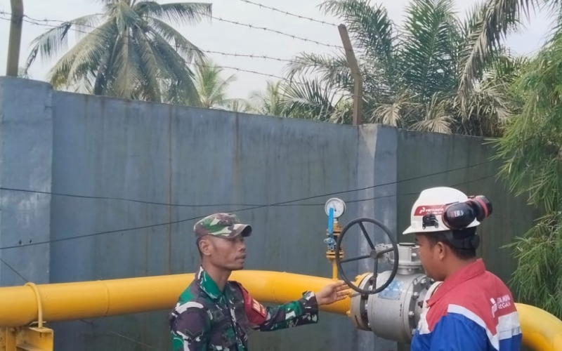 Babinsa Sungai Sembilan Bersinergi dengan PT PGN Jaga Keamanan Wilayah Lubuk Gaung