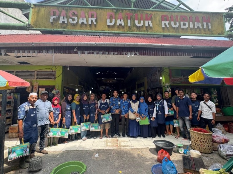 Disperindagsar Rohil Apresiasi Pedagang Pasar Datuk Rubiah dengan Apron dan Cenderamata