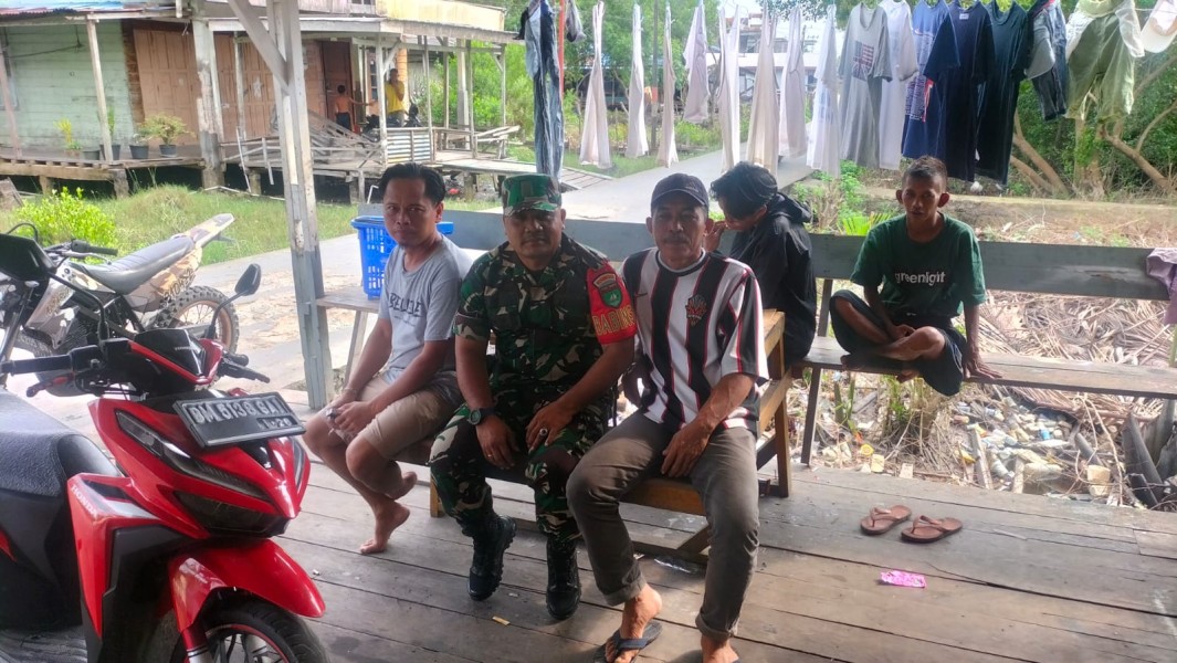 Cegah Penyakit Menular, Babinsa Koramil 06/Kateman Imbau Warga Jaga Kebersihan Lingkungan