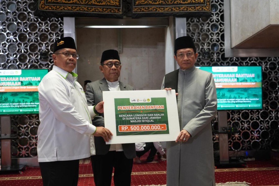 Menag Terima Donasi Kemanusiaan Jemaah Istiqlal untuk Korban Banjir Aceh dan Sumatera