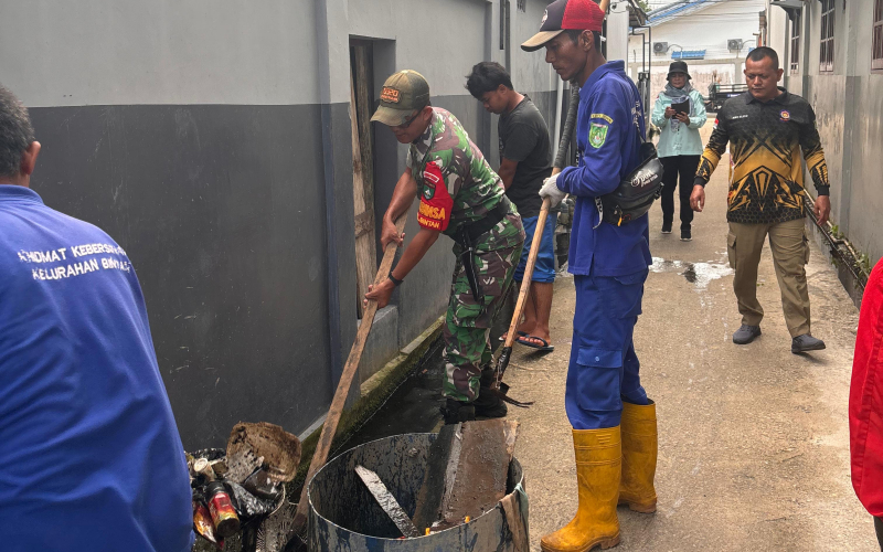 Sinergi Babinsa dan Warga, Gotong Royong di Jalan Lepin Berjalan Sukses
