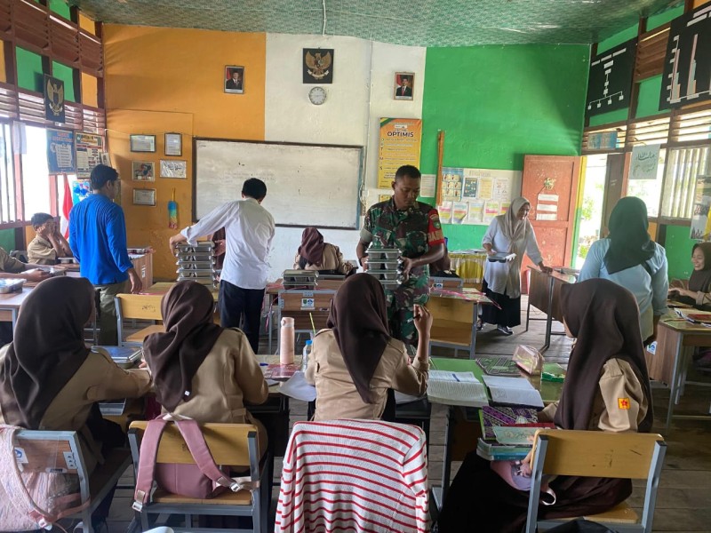 Dukung Generasi Sehat, Babinsa Koramil Kateman Kawal Kegiatan Makan Bergizi Gratis di Sekolah