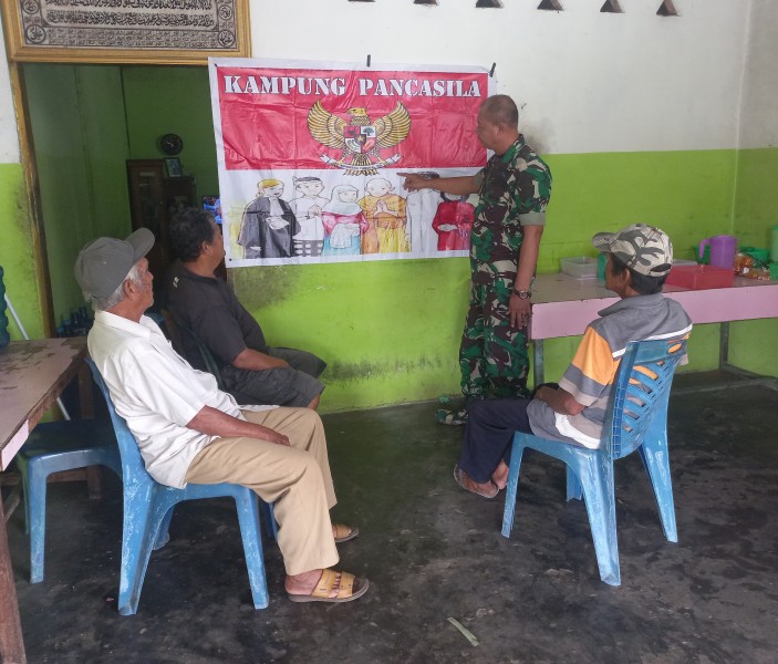 Babinsa Koramil 04/Perawang Sosialisasikan Nilai-Nilai Pancasila ke Warga Kampung Tualang