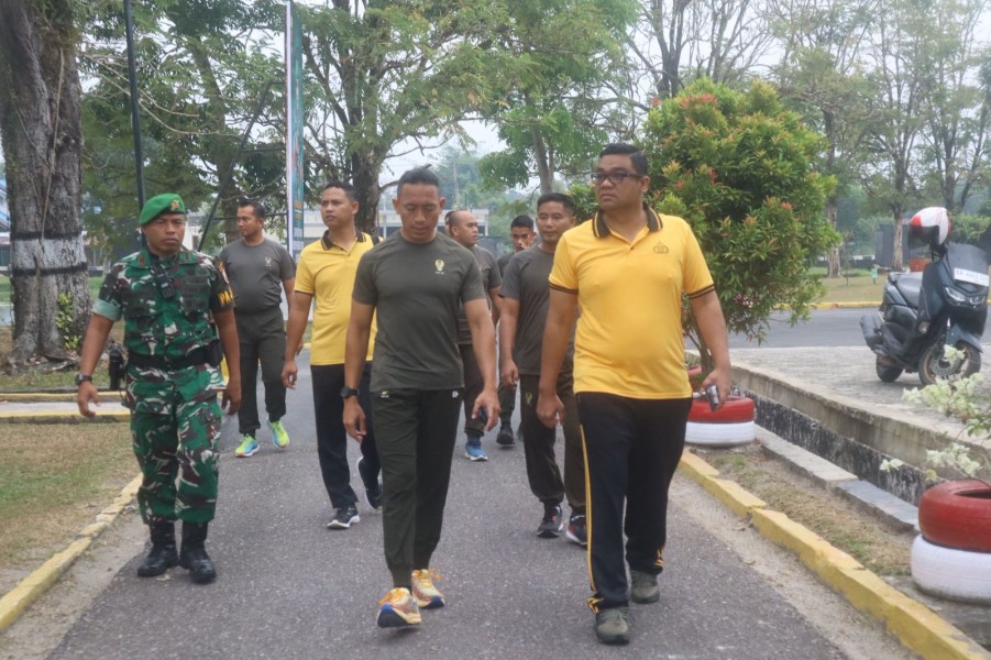 Sinergitas TNI-Polri di Kampar:  Olahraga Bersama untuk Harkamtibmas dan Pelestarian Alam!