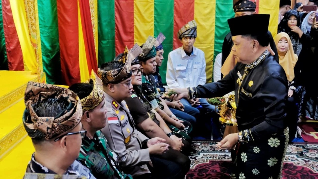 12 Pejabat Lintas Vertikal di Meranti Terima Penganugerahan Tanjak Simbol Kehormatan Adat
