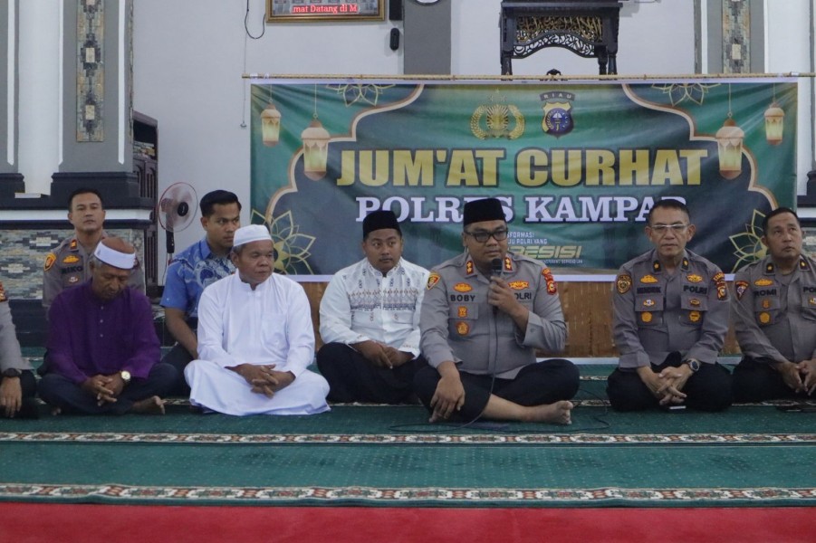 Kapolres Kampar Gelar Jum’at Curhat di Sumber Sari, Serahkan Bantuan dan Tanam Pohon