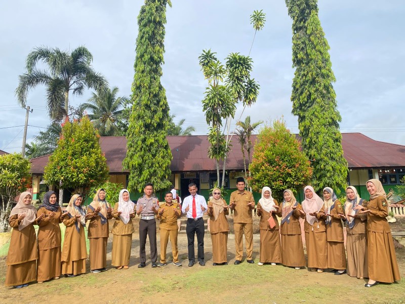 Polsek XIII Koto Kampar Sosialisasikan Bahaya Narkoba dan Bullying di SD 02 Batu Bersurat, Siswa Diminta Jaga Kebersihan Lingkungan