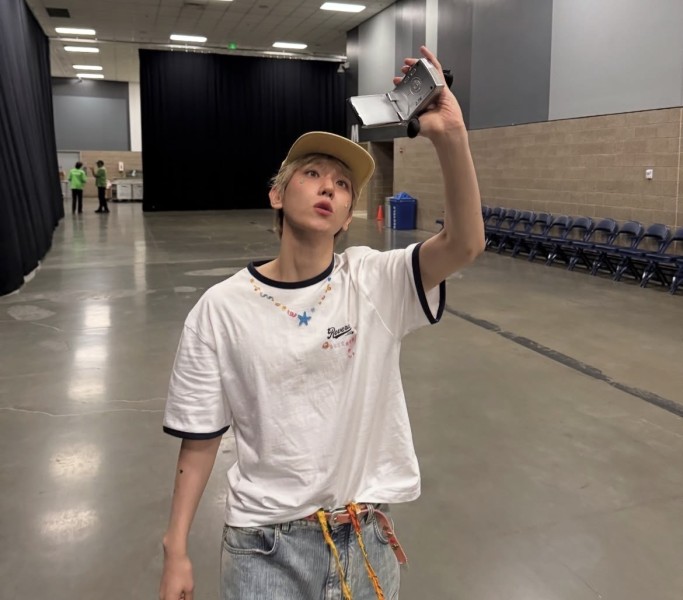 Artis Korea Baekhyun Debut Solo di TV AS Lewat Kelly Clarkson Show