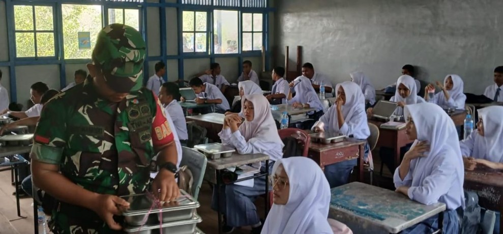 Babinsa Koramil Kateman Kembali Dampingi Kegiatan MBG di Sekolah