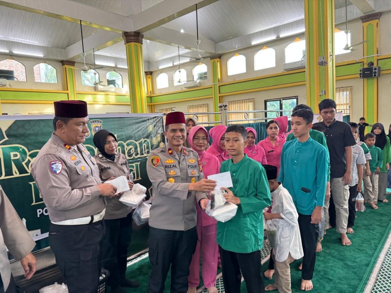 Polsek Minas Gelar Ramadhan Berbagi, 30 Paket Buka Puasa dan Santunan Anak Yatim Disalurkan di Masjid Nurul Huda