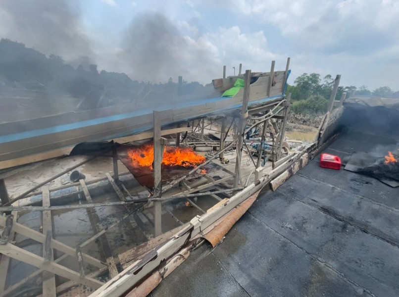 Cegah PETI, Polsek Peranap Bakar Rakit Dan Himbau Warga Hentikan Kegiatan Penambangan Illegal