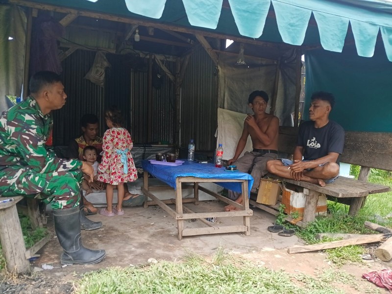 Babinsa Koramil 01 Dumai Bersama Security Pertamina Perkuat Pengamanan Jalur Pipa Minyak