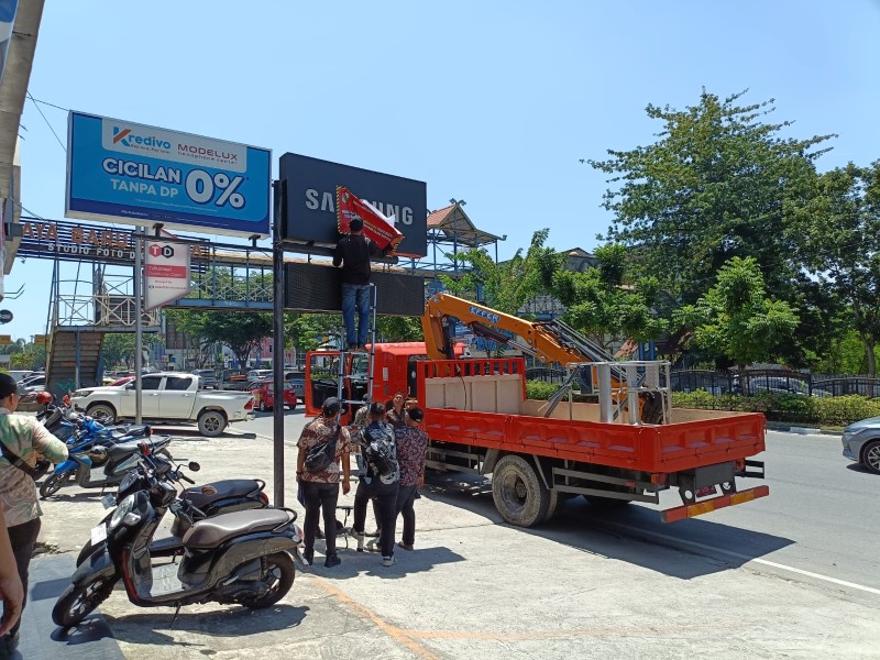 Bapenda Pekanbaru Segel Belasan Reklame Nunggak Pajak