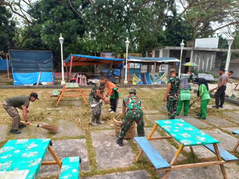 TNI Bersama Forkopimcam Tualang Gelar Kerja Bhakti di Taman Motuyoko Perawang